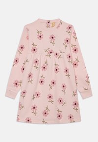 Robe rose à manches longues en coton doux, ornée d'un imprimé floral avec des fleurs rose foncé et des tiges vertes, col rond et taille froncée.