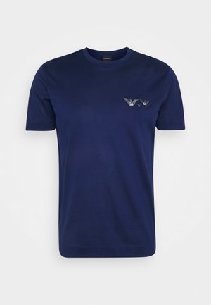 Navyblaues kurzärmeliges T-Shirt mit rundem Ausschnitt und kleinem gemustertem Logo auf der linken Brustseite.
