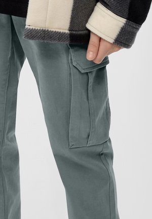 Pantalons cargo d'une couleur verte douce, avec une poche latérale à rabat, un tissu lisse et une coupe décontractée.