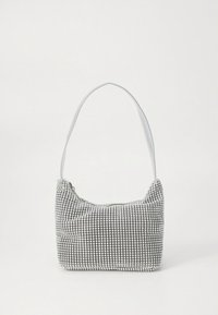 Petit sac hobo avec un extérieur en maille ton argenté et une seule bandoulière fine sur fond blanc.