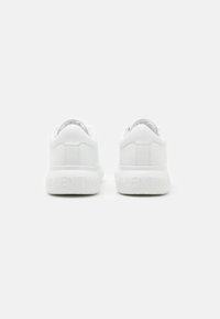Hvite lær sneakers med polstret krage og tunge, med en teksturert gummisåle. "VALENTINO" preget på hælen.
