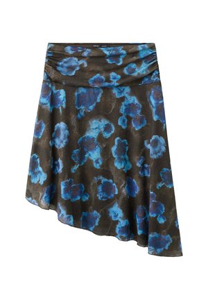 Jupe foncée avec un ourlet asymétrique et un motif floral bleu, équipée d’une taille froncée et d’une texture de tissu fluide.