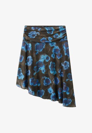 Jupe foncée avec un ourlet asymétrique et un motif floral bleu, équipée d’une taille froncée et d’une texture de tissu fluide.