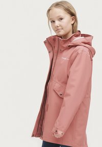 Roze waterdichte jas met capuchon, ritssluiting aan de voorkant, drukknoopaccenten en twee steekzakken. Gladde textuur en een casual ontwerp.