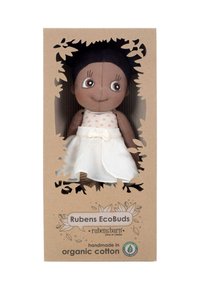 Rubens EcoBuds Puppe aus Bio-Baumwolle, mit brauner Hautfarbe, rundem Gesicht und einem weißen Kleid mit Punkten und Schleife.