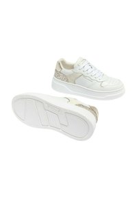 Sneakers bianchi con un accento beige glitterato e testurizzato sul tallone e suola bianca leggera. Design con lacci e punta forata.