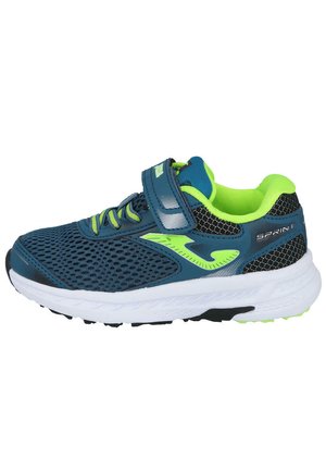 Zapatilla deportiva azul con parte superior de malla, acentos verdes, correa ajustable y entresuela blanca. Presenta una superficie texturizada y suela negra para agarre.
