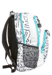 Sac à dos blanc avec des lettres abstraites noires, fermetures éclair turquoise, bretelles noires rembourrées et une poche latérale en mesh noir.
