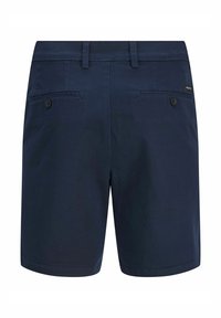 Mørkeblå shorts lavet af vævet stof med to baglommer, knaplukninger og et lille logo på højre side.