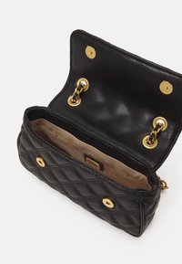 Guess GIULLY - Axelremsväska - black