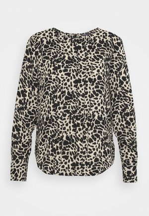 Beżowa bluzka z długim rękawem w czarny wzór w cętki, z okrągłym dekoltem i luźnym krojem, wykonana z gładkiej, lekkiej tkaniny.