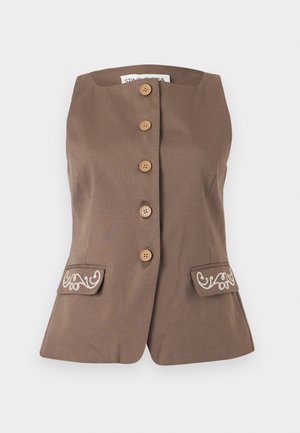 Καφέ αμάνικο γιλέκο με πέντε κουμπιά μπροστά και δύο κεντημένες τσέπες με καπάκι στη μέση, εφαρμοστή γραμμή με τετράγωνο ντεκολτέ.