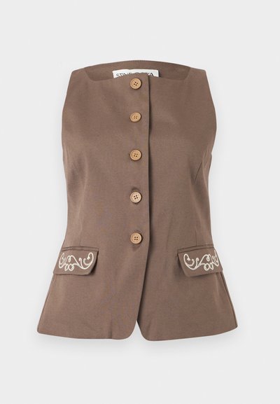 Καφέ αμάνικο γιλέκο με πέντε κουμπιά μπροστά και δύο κεντημένες τσέπες με καπάκι στη μέση, εφαρμοστή γραμμή με τετράγωνο ντεκολτέ.