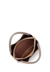 Graue Lederhandtasche mit zwei Griffen und einem Reißverschlussfach. Das Innenleben hat ein braunes strukturiertes Futter und eine flache Tasche. Sauberes Design.