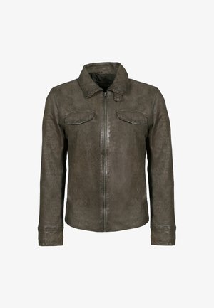 Heren bruin leren jack met frontzipper, twee borstklepzakken met drukknoopsluitingen en een staande kraag op een witte achtergrond.