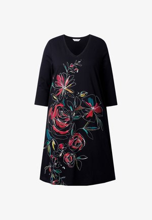 Vestido negro con escote en V y mangas tres cuartos, adornado con un bordado floral colorido en rojo, rosa, verde y azul.