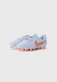 Nike nogometne kopačke, svijetlopurpurna tkanina, teksturirana površina, crno-narančasti logotip, narančasti kramponi, dizajn s vezanjem.