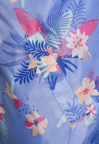 Jasnoniebieska tkanina z tropikalnym wzorem kwiatowym, z różowymi i żółtymi kwiatami oraz zielonymi liśćmi. Gładka tekstura z przeszyciem.