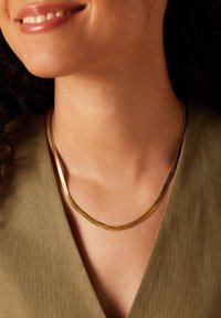Goudkleurige metalen ketting met een soepel, gebogen ontwerp, voorzien van twee gelaagde kettingen met verschillende breedtes en een glanzende afwerking.