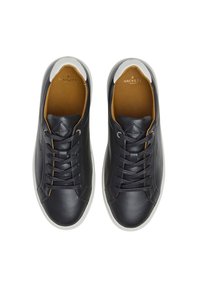 Marinblå lädersneakers med vita gummisorter, snörningsdesign, beige inredning och diskret logotyp på sidan.