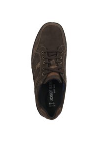 Scarpa in suede marrone con lacci, cuciture a contrasto, punta rotonda e colletto imbottito. Presenta una soletta testurizzata e il logo del marchio all'interno.