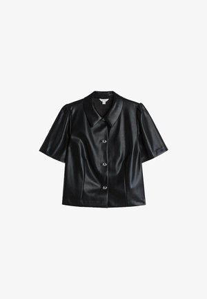 Zwart leren shirt met korte mouwen, een grote kraag, vijf knopen en geplooide pofmouwen. Glad oppervlak en op maat gemaakte pasvorm.