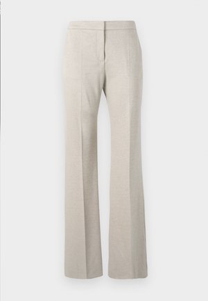 Pantaloni beige a campana con un tessuto testurizzato, caratterizzati da una parte anteriore piatta, gambe ampie e senza hardware visibile.