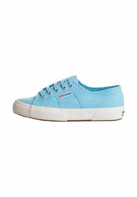 Sneaker in tela blu chiaro con suola in gomma bianca, occhietti metallici e lacci piatti. Presenta una punta texturizzata e un marchio laterale.