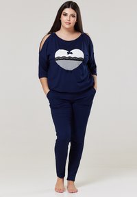 Námornícke pohodlné oblečenie obsahujúce veľký srdcový grafický motív s čipkovým detailom, off-shoulder dizajn a voľný strih z mäkkého, elastického materiálu.
