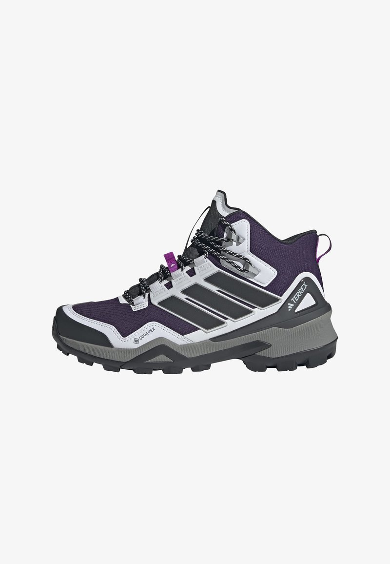 Botas de caminhada roxas e pretas com um design de cano alto, tecido texturizado, material Gore-Tex e sola de borracha robusta com sulcos profundos.