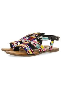 Sandalias de cuentas con suela plana, que presentan patrones intrincados y coloridos, tiras negras y un cierre de hebilla para un ajuste seguro.