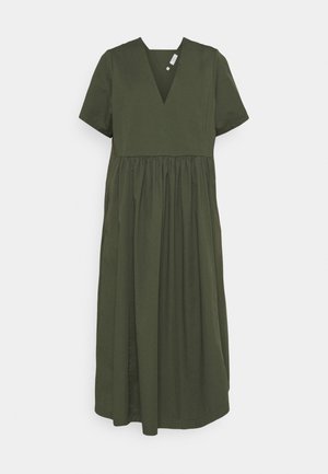 Robe midi vert foncé à manches courtes, col en V et détail froncé à la taille, présentée sur un fond clair uni.