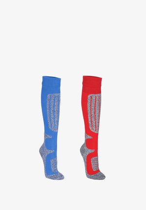 Un calcetín azul y uno rojo hasta la rodilla con áreas acolchadas grises y patrones de rayas verticales sobre un fondo blanco.