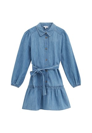 Robe en jean bleu à manches longues, boutonnée sur le devant, ceinture à nouer à la taille, jupe froncée et col en pointe.