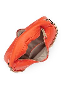 Borsa a mano in pelle arancione con una finitura texurizzata, chiusura con zip superiore e tracolla in catena dorata. Interno foderato in beige chiaro.