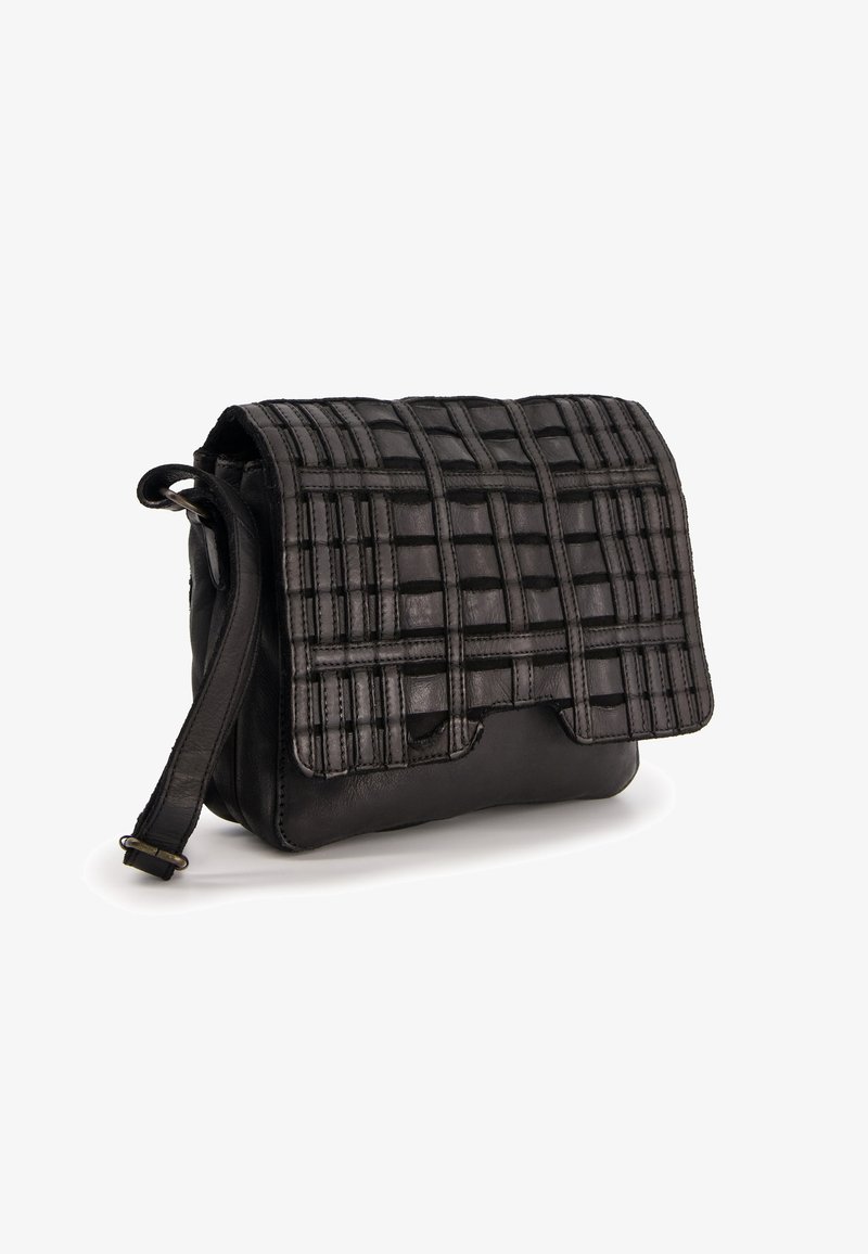 Schwarze Leder-Umhängetasche mit einer gewebten Textur an der oberen Klappe, rechteckiger Form, verstellbarem Tragegurt und magnetischem Verschluss.