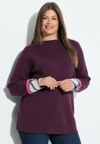 Maglione viola a maniche lunghe con polsini a strisce bianche e rosa e un design a spirale nera. Tessuto morbido, vestibilità comoda.