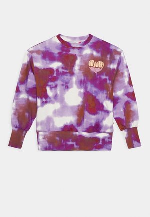 Sweter tie-dye w odcieniach purpury i bieli z brązowymi akcentami. Posiada okrągły dekolt, długie rękawy oraz graficzne serce na klatce piersiowej.