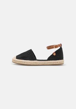 Sort espadrille flad med blomsterudskåret stof, beige flettet juttersål og brun ankelrem med gulddetalje.