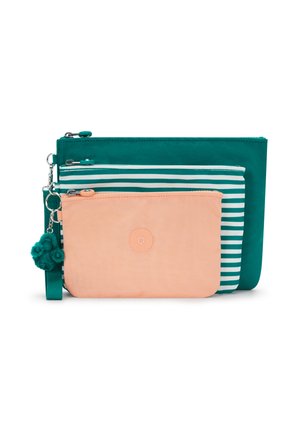 Trzy zapinane na suwak kieszonki o różnych rozmiarach w kolorach morskim, pasiście morsko-białym oraz brzoskwiniowym, z dodanym morskim pluszowym breloczkiem do kluczy przy największej kieszonce.