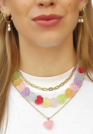 Färgglada hjärtformade gummihalsband i pastellnyanser, med en gyllene kedja och en rosa hjärtberlock. Texturerad, lekfull design.