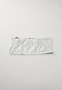 Weißer elastischer Fitness-Gürtel mit der Aufschrift "High Pulse Belt" und reflektierenden Paspeln, flach auf einer weißen Oberfläche ausgelegt.