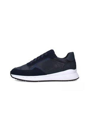 Scarpe atletiche blu navy con tomaia in pelle liscia e camoscio, suola bianca e design con lacci. Presentano una silhouette elegante e minimalista.