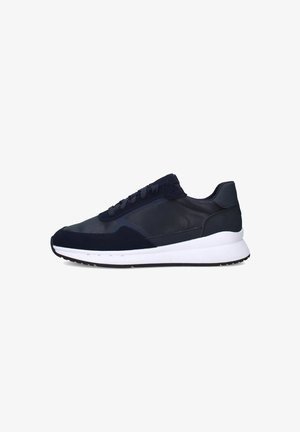 Scarpe atletiche blu navy con tomaia in pelle liscia e camoscio, suola bianca e design con lacci. Presentano una silhouette elegante e minimalista.