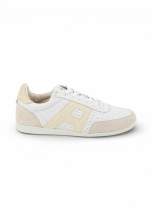 Witte en beige lage sneaker met vetersluiting, geperforeerde details, suède accenten en rubberen zool, zijaanzicht op witte achtergrond.
