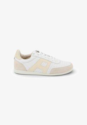 Witte en beige lage sneaker met vetersluiting, geperforeerde details, suède accenten en rubberen zool, zijaanzicht op witte achtergrond.
