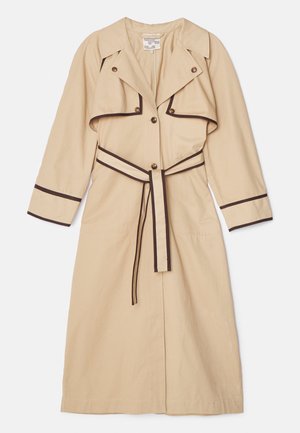 Beige trench coat sötétbarna díszítésekkel, dupla gombolású elülső résszel, széles gallérral és megkötős derék övvel. Hosszú ujjakkal és közepes hosszúságú kialakítással.