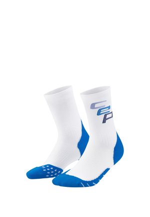 Weiße Sportsocken mit blauen Fersen, Zehen und Sohlen, mit kleinen weißen Griffpunkten und blauen Buchstaben "CEP" an der Seite.