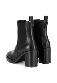 Čierne kožené členkové topánky s elastickými bočnými panelmi a masívnym podpätkom, so hladkým povrchom a jemným logom na zadnej strane.