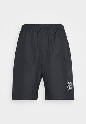 Schwarze Sportshorts mit elastischem Bund und Raiders-Logo am unteren rechten Bein, dargestellt vor einem schlichten hellen Hintergrund.